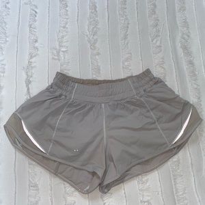 Lululemon shorty Hot Shorts 2.5”